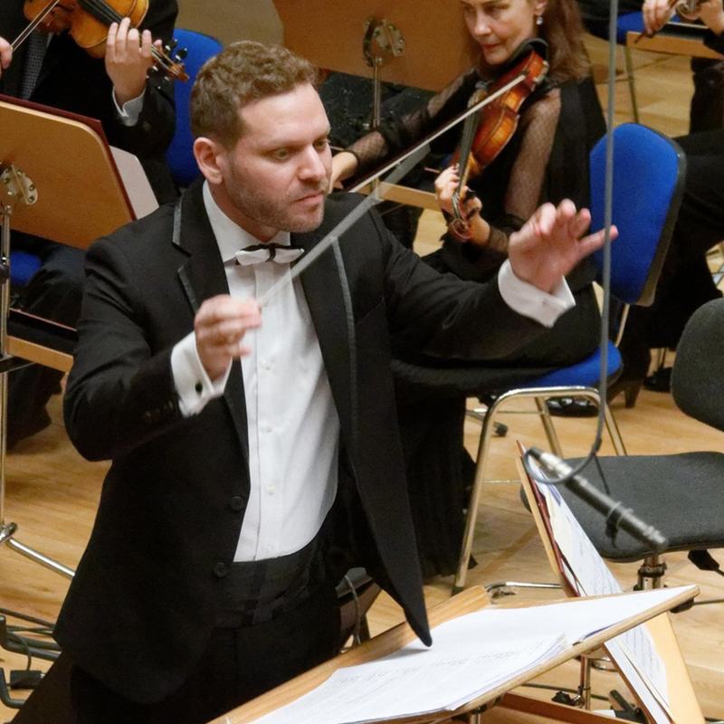 Andrés Soto conducting a symphony orchestra in concert